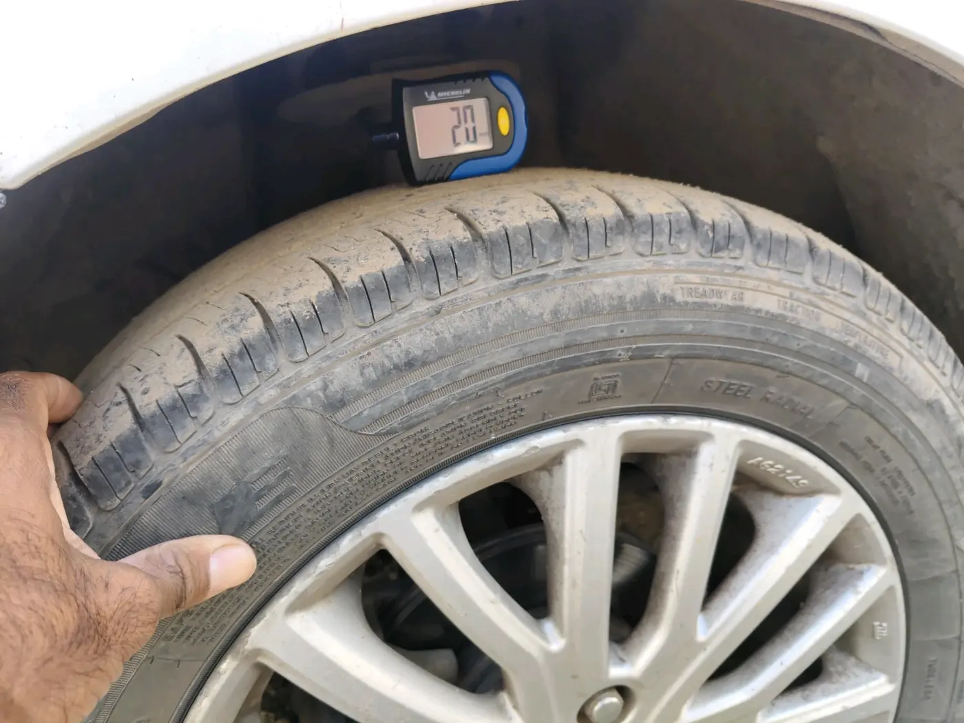 2020 Maruti Dzire ZXI, CNG, Manual, 2,50,000 km, tyre