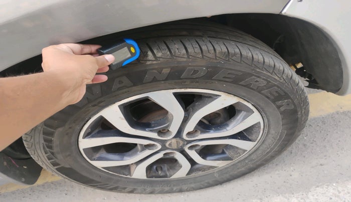 2014 Nissan Terrano XL (D), Diesel, Manual, 1,41,228 km, tyre