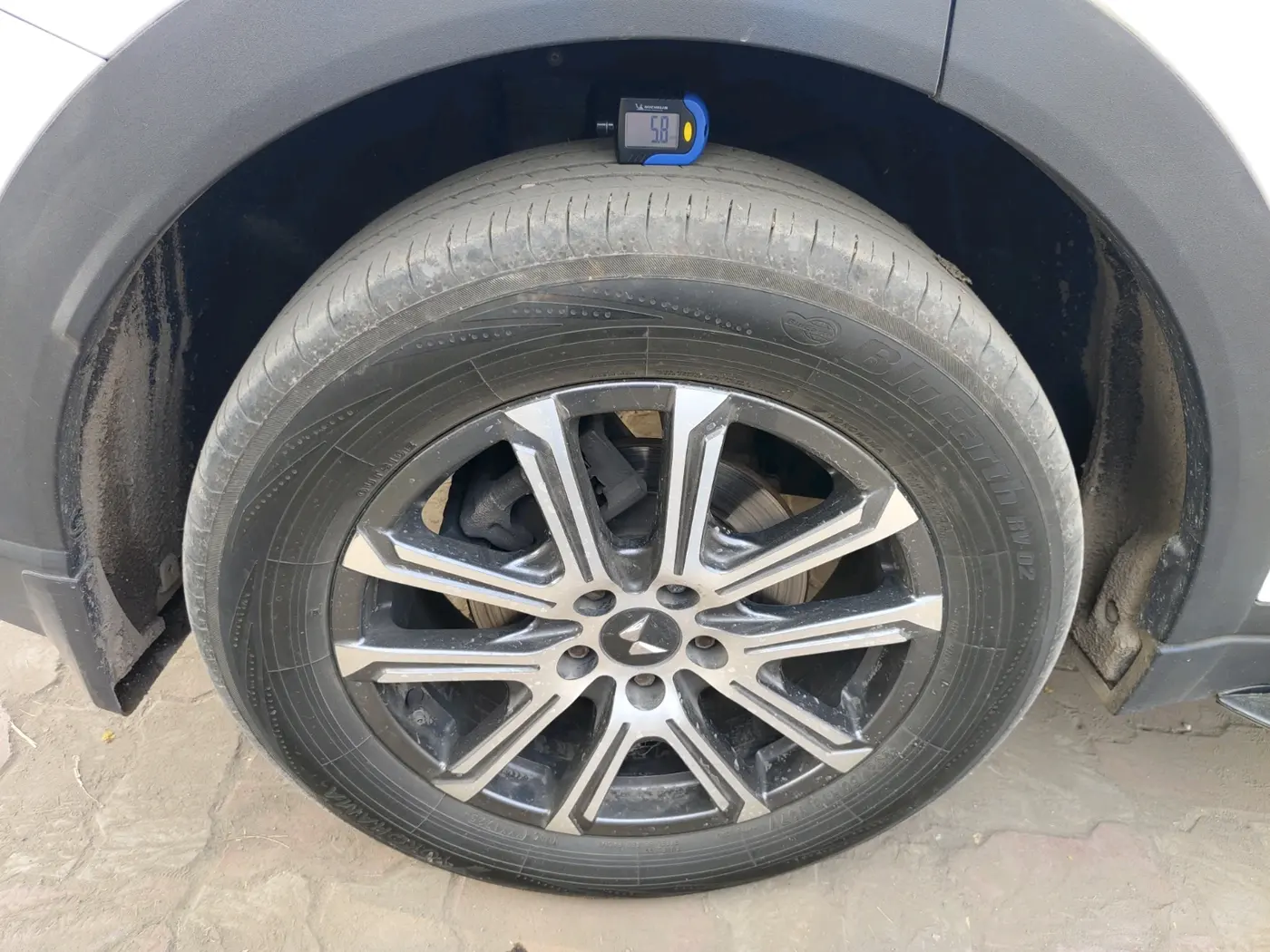 2023 Mahindra XUV700 AX 7 LUXURY P AT 7 STR, Petrol, Automatic, 57,506 km, tyre