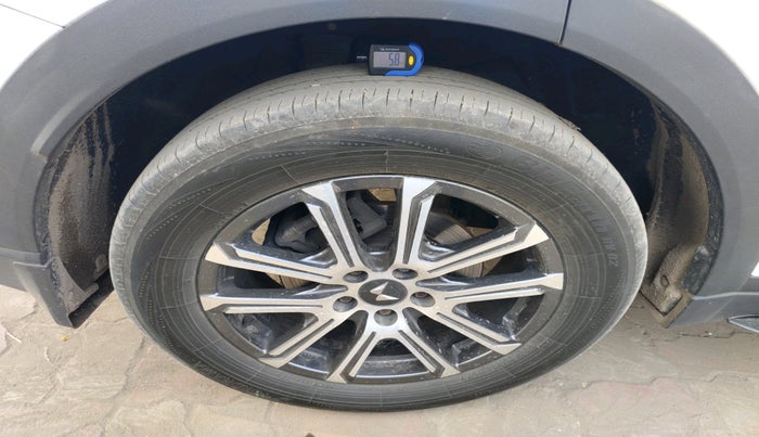 2023 Mahindra XUV700 AX 7 LUXURY P AT 7 STR, Petrol, Automatic, 57,506 km, tyre