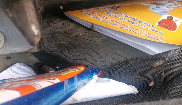 2011 Maruti Alto LXI CNG, Petrol, Manual, 86,124 km, tyre