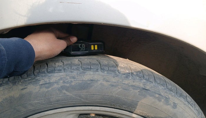 2014 Maruti Ertiga VXI CNG, Petrol, Manual, 2,04,236 km, tyre