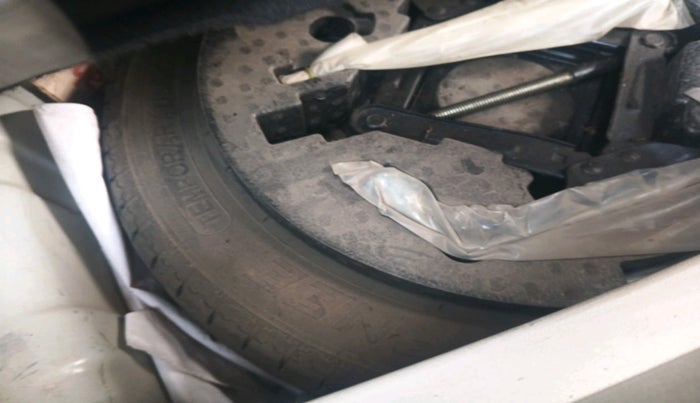 2022 Mahindra XUV300 W8 (O) 1.5 DIESEL AMT, Diesel, Automatic, 41,393 km, tyre