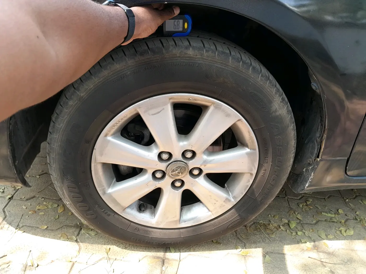 2009 Toyota Corolla Altis G PETROL, Petrol, Manual, 2,11,215 km, tyre