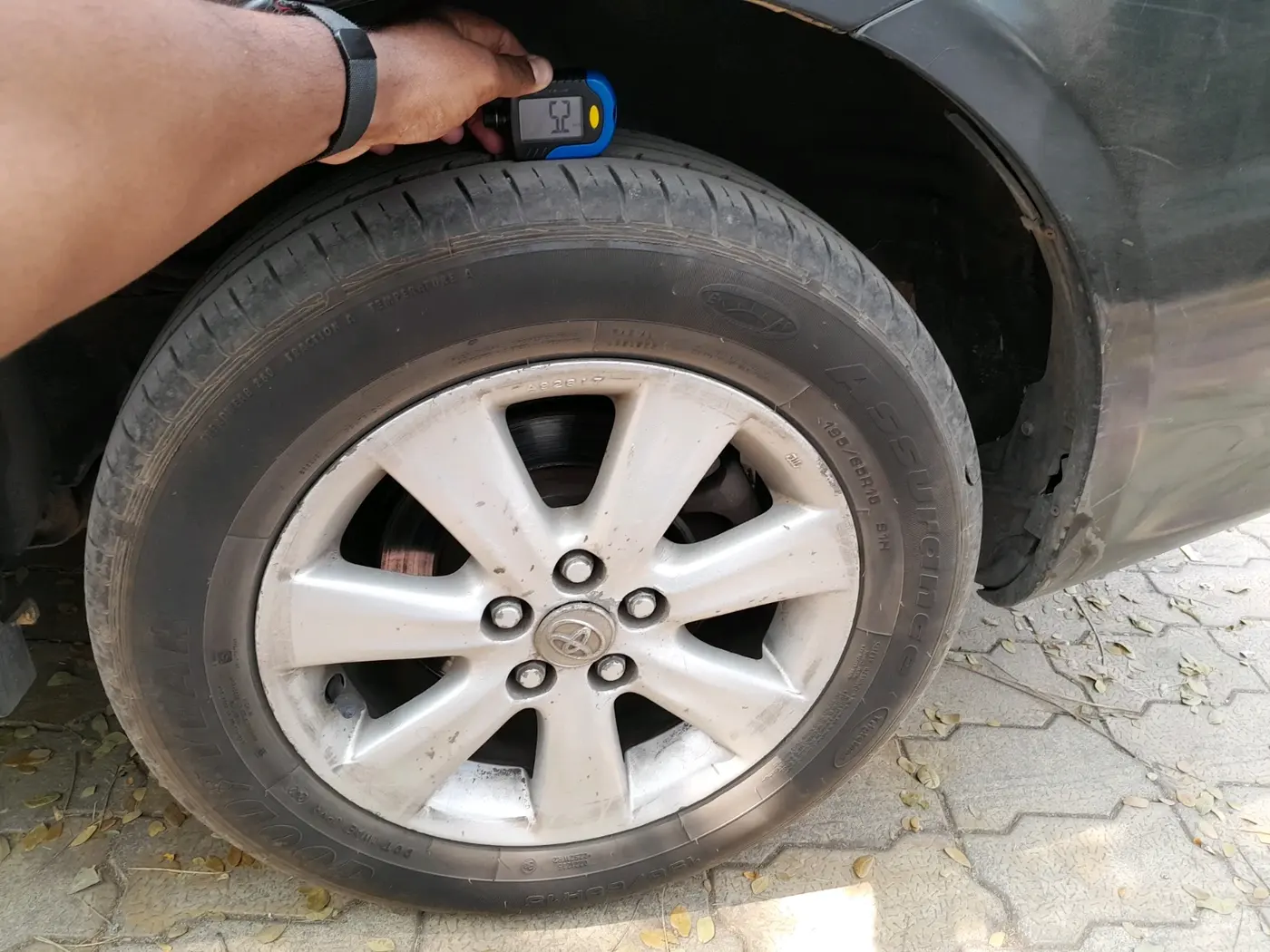 2009 Toyota Corolla Altis G PETROL, Petrol, Manual, 2,11,215 km, tyre
