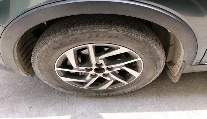 2022 Mahindra XUV300 W8 (O) 1.2 PETROL AMT, Petrol, Automatic, 35,134 km, tyre