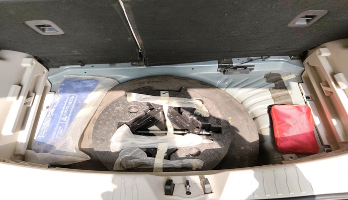 2022 Mahindra XUV300 W8 (O) 1.2 PETROL AMT, Petrol, Automatic, 35,134 km, tyre