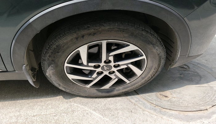 2022 Mahindra XUV300 W8 (O) 1.2 PETROL AMT, Petrol, Automatic, 35,134 km, tyre