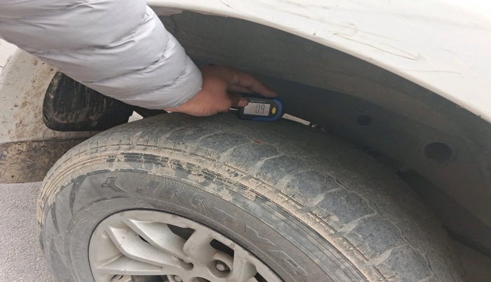 2014 Ford Endeavour 2.5L 4X2 MT, Diesel, Manual, 1,33,996 km, tyre