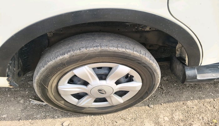 2015 Mahindra Xylo D4, Diesel, Manual, 2,20,956 km, tyre