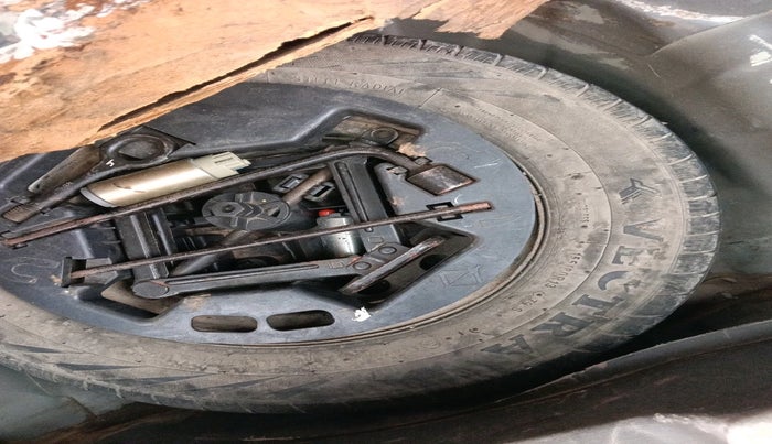 2011 Hyundai i10 ERA 1.1, Petrol, Manual, 1,66,793 km, tyre