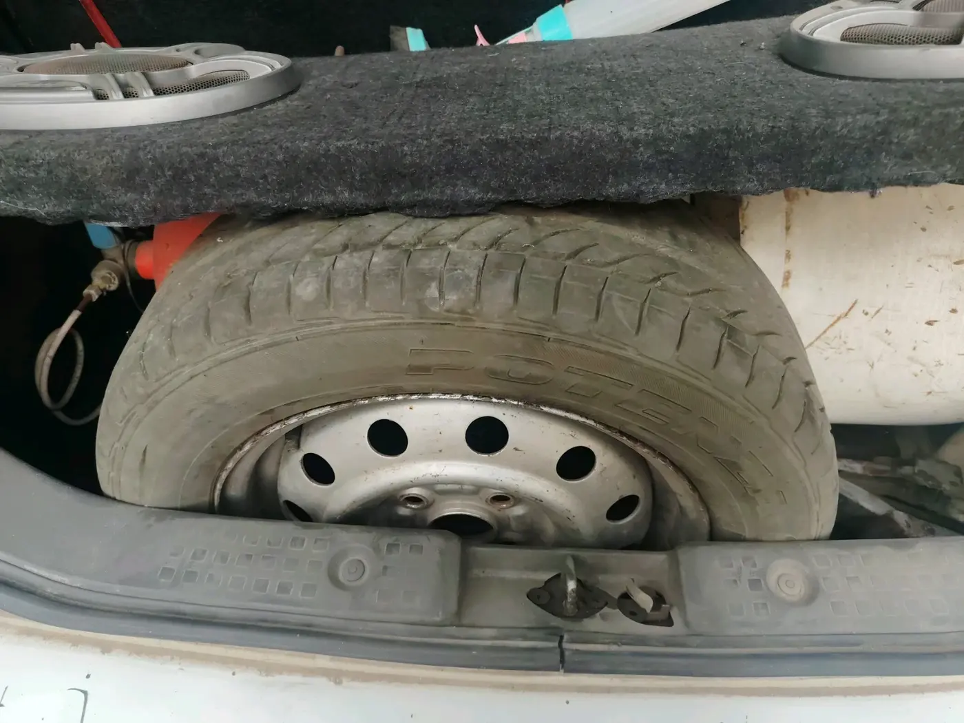 2011 Maruti Swift LXI, CNG, Manual, 83,796 km, tyre
