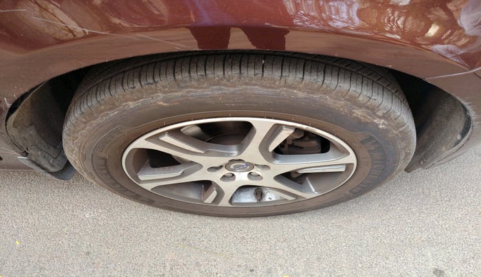 2015 Volvo XC 60 D5 SUMMUM, Diesel, Automatic, 1,20,719 km, tyre