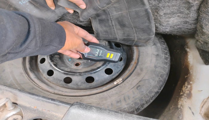 2011 Maruti Swift VXI, Petrol, Manual, 1,05,485 km, tyre