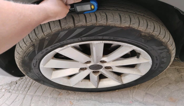 2015 Skoda Superb ELEGANCE 2.0 TDI CR AT, Diesel, Automatic, 1,00,689 km, tyre