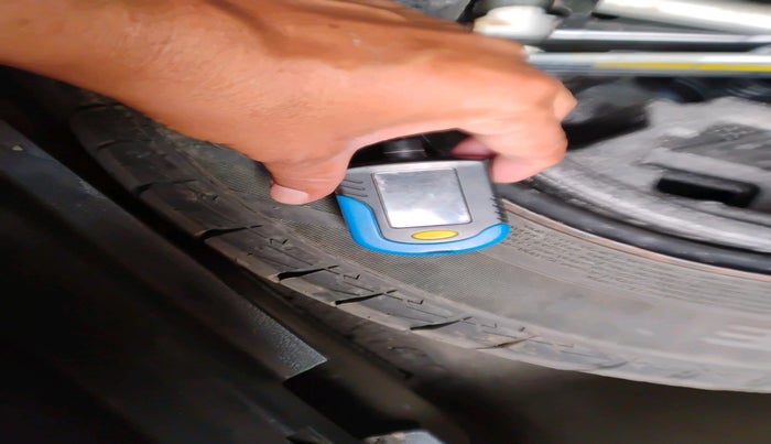 2015 Skoda Superb ELEGANCE 2.0 TDI CR AT, Diesel, Automatic, 1,00,689 km, tyre