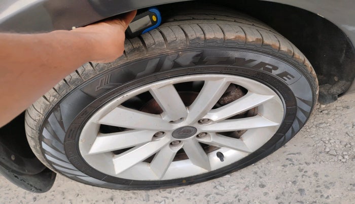 2015 Skoda Superb ELEGANCE 2.0 TDI CR AT, Diesel, Automatic, 1,00,689 km, tyre