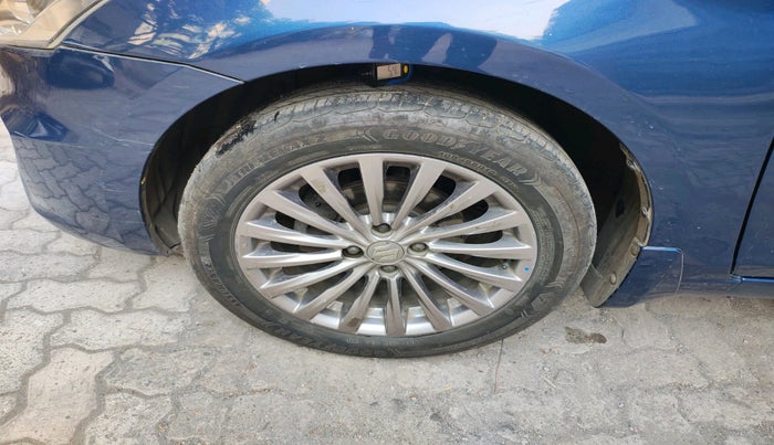 2017 Maruti Ciaz ALPHA  AT 1.4  PETROL, Petrol, Automatic, 1,68,955 km, tyre