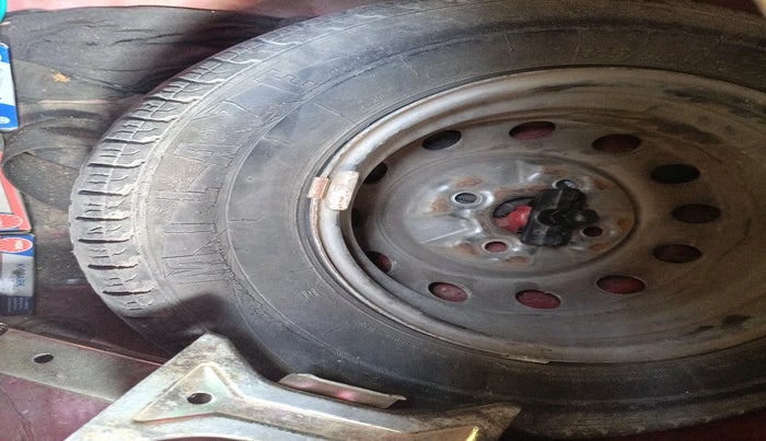 2011 Hyundai Eon MAGNA, Petrol, Manual, 28,225 km, tyre