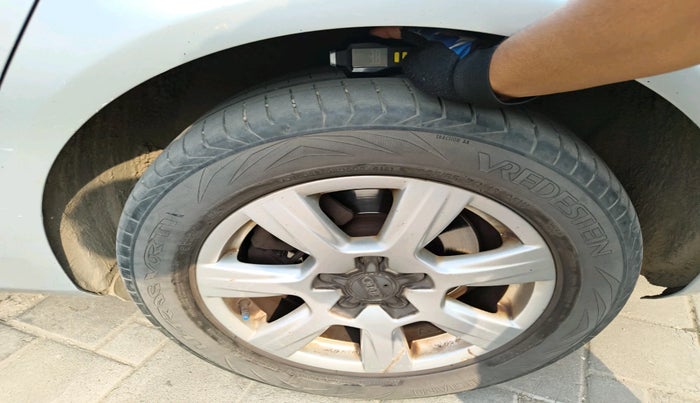 2011 Audi A4 2.0 TDI, Diesel, Automatic, 2,03,910 km, tyre