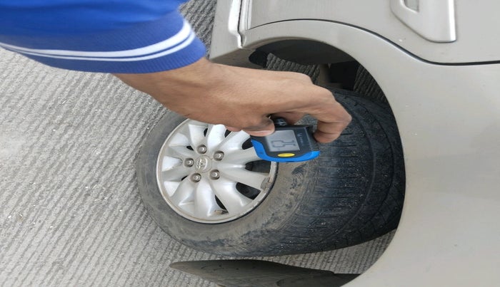 2013 Toyota Innova 2.5 VX 7 STR, Diesel, Manual, 1,39,111 km, tyre