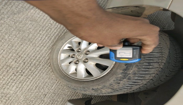 2013 Toyota Innova 2.5 VX 7 STR, Diesel, Manual, 1,39,111 km, tyre