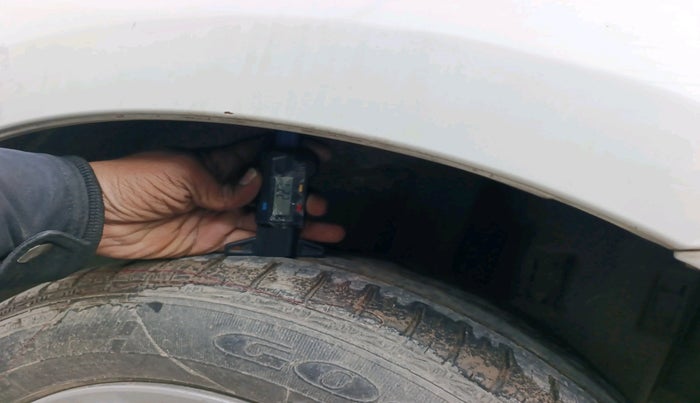 2011 Toyota Etios V, Petrol, Manual, 1,23,685 km, tyre