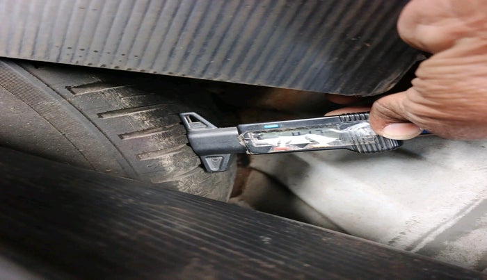 2011 Toyota Etios V, Petrol, Manual, 1,23,685 km, tyre