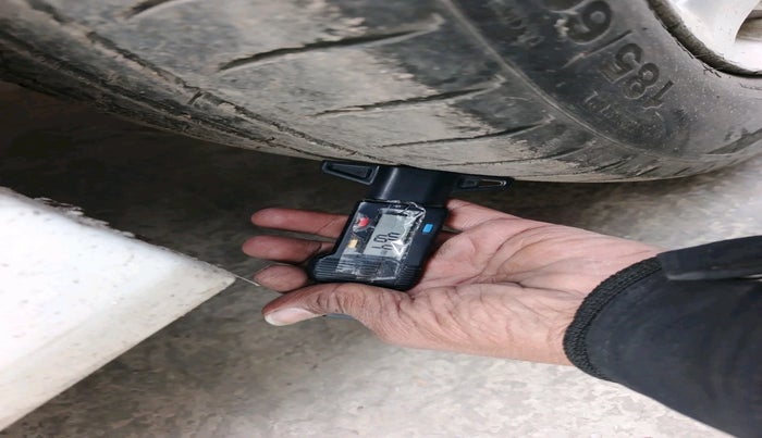 2011 Toyota Etios V, Petrol, Manual, 1,23,685 km, tyre