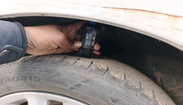 2011 Toyota Etios V, Petrol, Manual, 1,23,685 km, tyre