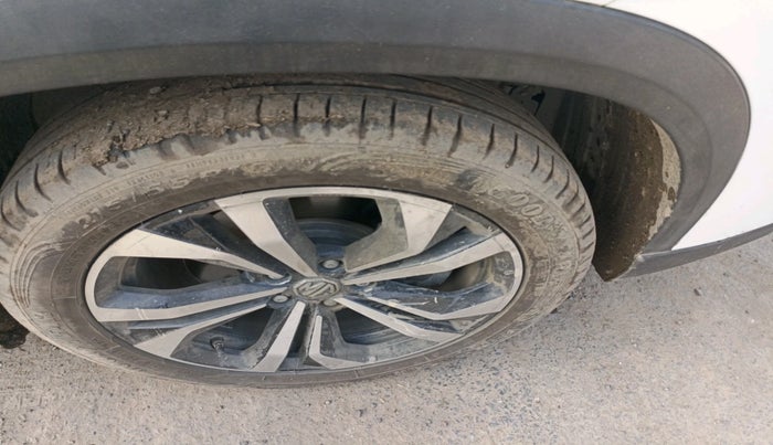 2023 MG HECTOR PLUS SHARP PRO 2.0 TURBO DIESEL 7 STR, Diesel, Manual, 42,346 km, tyre