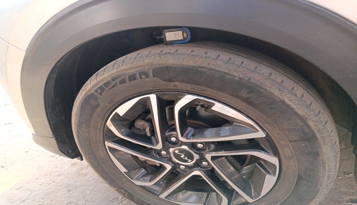 2022 KIA CARENS LUXURY PLUS 1.4 PETROL 7 STR, Petrol, Manual, 53,218 km, tyre