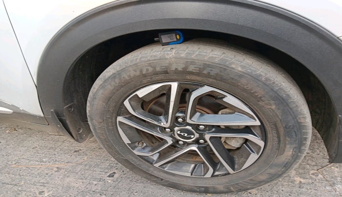 2022 KIA CARENS LUXURY PLUS 1.4 PETROL 7 STR, Petrol, Manual, 53,218 km, tyre