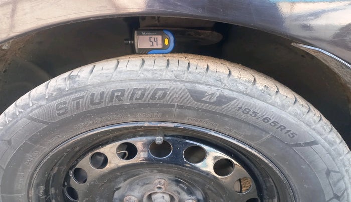 2015 Renault Lodgy 85 PS RXE 8 STR, Diesel, Manual, 2,39,315 km, tyre