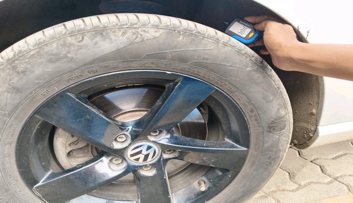 2012 Volkswagen Passat COMFORTLINE DSG, Diesel, Automatic, 1,30,788 km, tyre