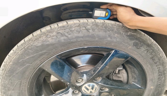 2012 Volkswagen Passat COMFORTLINE DSG, Diesel, Automatic, 1,30,788 km, tyre