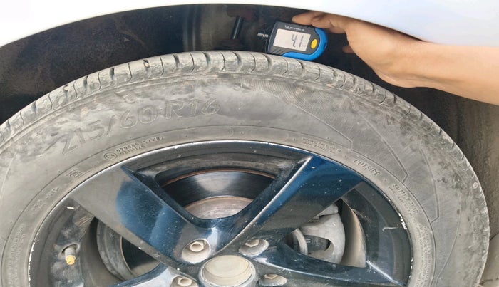 2012 Volkswagen Passat COMFORTLINE DSG, Diesel, Automatic, 1,30,788 km, tyre