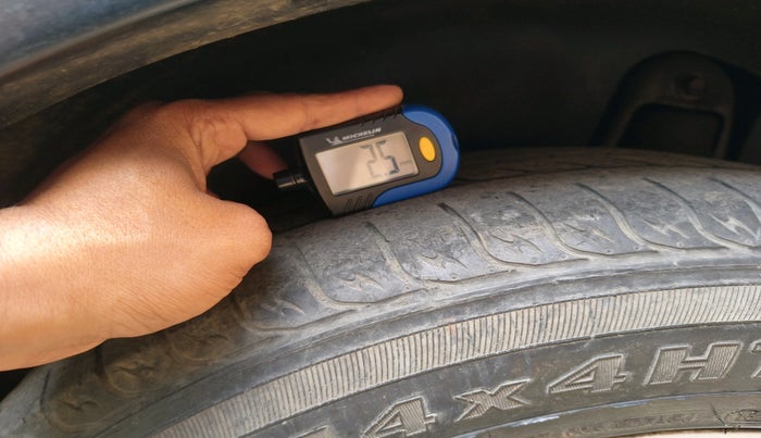 2011 Chevrolet Captiva LTZ AWD AT, Diesel, Automatic, 1,74,411 km, tyre