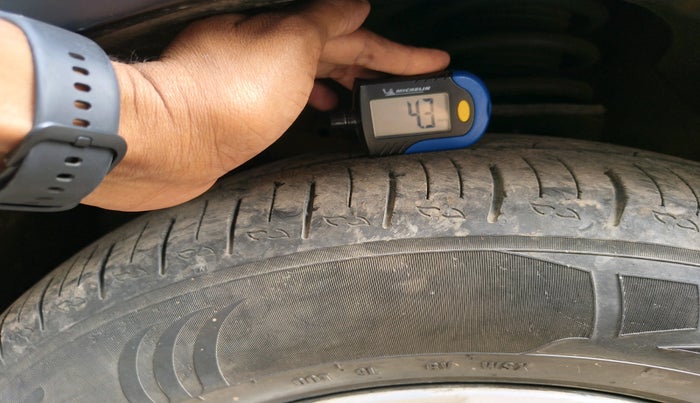 2011 Chevrolet Captiva LTZ AWD AT, Diesel, Automatic, 1,74,411 km, tyre