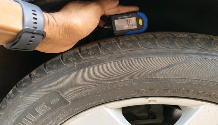 2011 Chevrolet Captiva LTZ AWD AT, Diesel, Automatic, 1,74,411 km, tyre