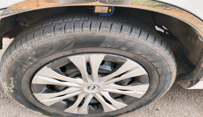 2012 Toyota Innova 2.5 G2 7STR, Diesel, Manual, 1,85,894 km, tyre