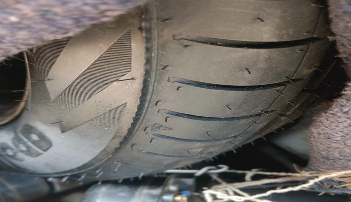 2016 Maruti Alto 800 LXI, CNG, Manual, 1,39,745 km, tyre