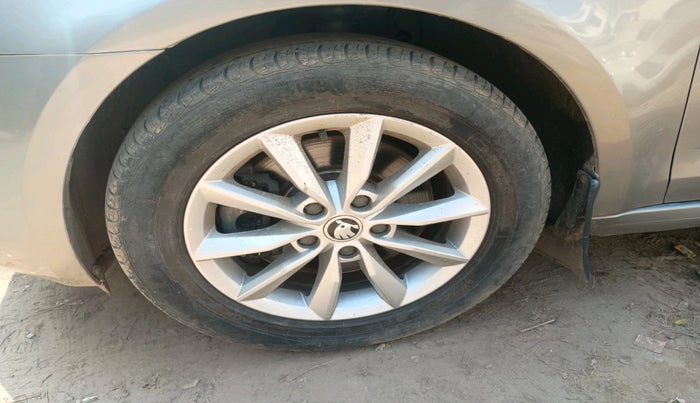 2016 Skoda Octavia STYLE PLUS AT 1.8 TSI, Petrol, Automatic, 68,323 km, tyre