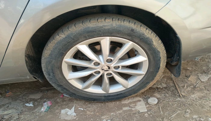 2016 Skoda Octavia STYLE PLUS AT 1.8 TSI, Petrol, Automatic, 68,323 km, tyre