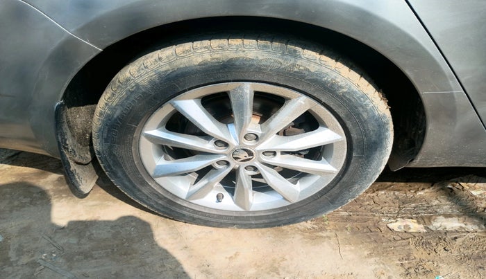 2016 Skoda Octavia STYLE PLUS AT 1.8 TSI, Petrol, Automatic, 68,323 km, tyre