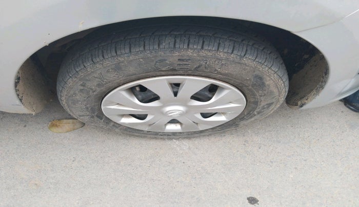 2017 Nissan Micra Active XL, Petrol, Manual, 68,699 km, tyre