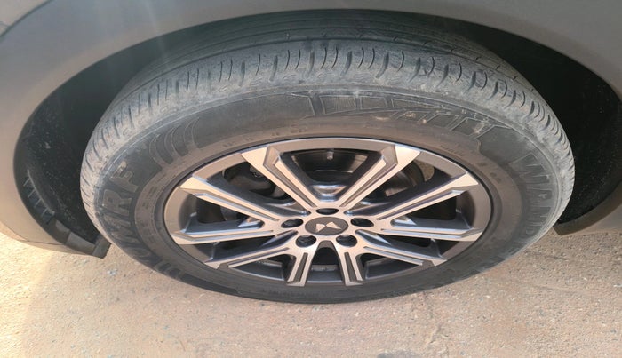 2021 Mahindra XUV700 AX 7 P AT 7 STR, Petrol, Automatic, 45,285 km, tyre