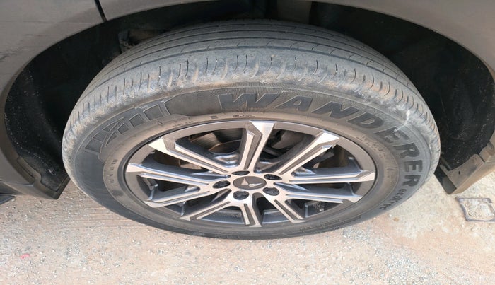 2021 Mahindra XUV700 AX 7 P AT 7 STR, Petrol, Automatic, 45,285 km, tyre