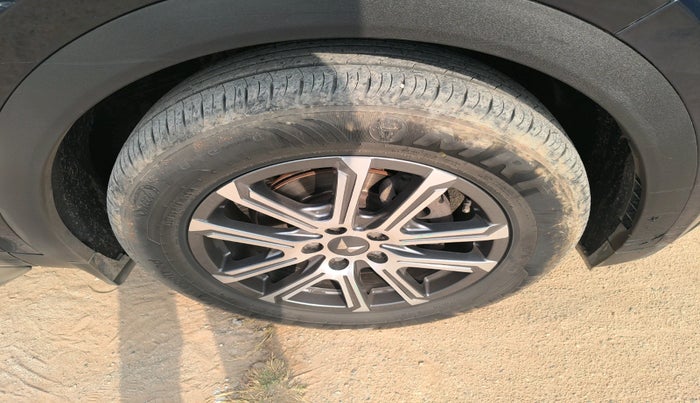 2021 Mahindra XUV700 AX 7 P AT 7 STR, Petrol, Automatic, 45,285 km, tyre