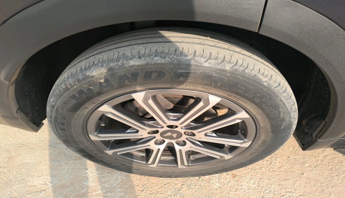 2021 Mahindra XUV700 AX 7 P AT 7 STR, Petrol, Automatic, 45,285 km, tyre